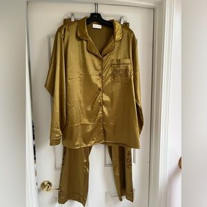 Taylor Swift Fearless (Taylor’s Version) Satin Pajama Set Size XL